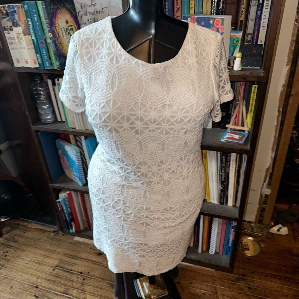 Lulu’s white lace scoop neck M graduation sorority dress